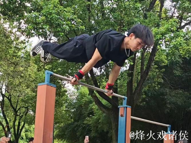 年轻人在单杠上的绝佳表演
